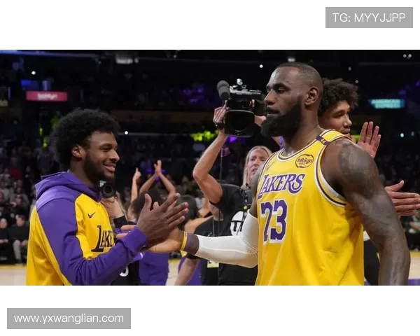 詹姆斯父子同台倒计时布朗尼正式宣布参加NBA选秀激动人心